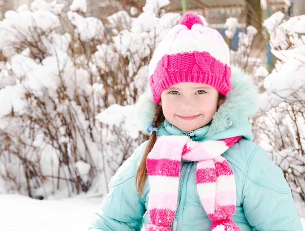 Porträt eines lächelnden kleinen Mädchens an einem Wintertag — Stockfoto