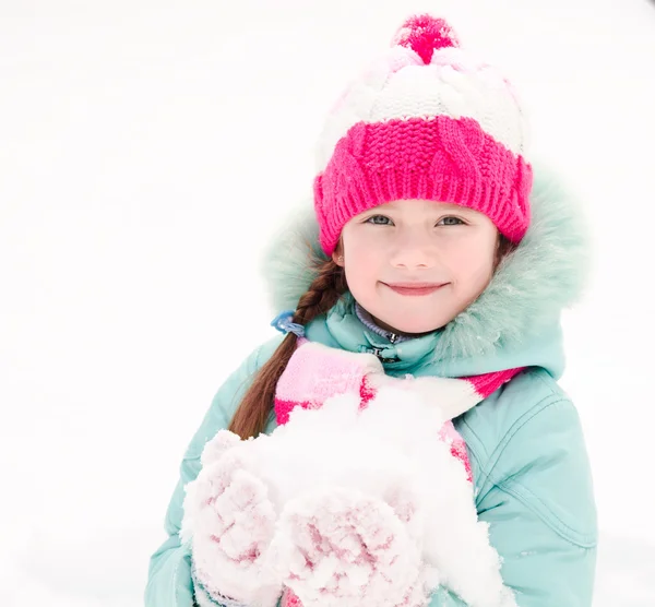 Ritratto di bambina sorridente in giorno d'inverno — Foto Stock