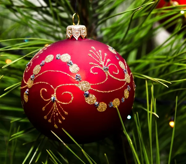 Vánoční koule zavěšená na jedle — Stock fotografie