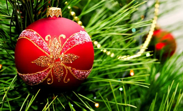 Weihnachtskugel hängt an Tanne — Stockfoto