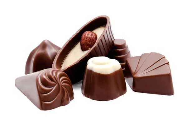 Ассортимент шоколадных конфет изолирован — стоковое фото
