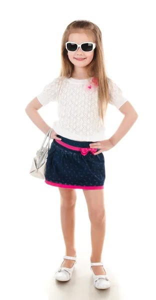 Porträtt av söt liten flicka med solglasögon och väska — Stockfoto