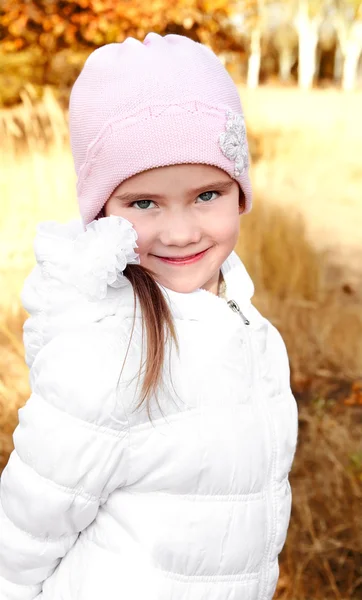 Retrato de otoño de una adorable niña —  Fotos de Stock