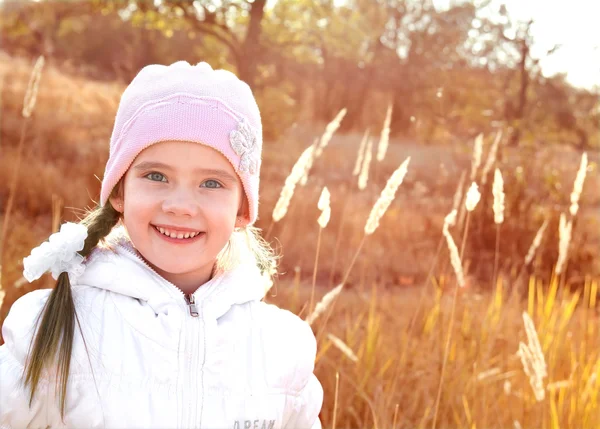 Herfst portret van schattig klein meisje — Stockfoto