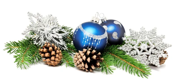 전나무 콘과 함께 크리스마스 장식 볼 — 스톡 사진