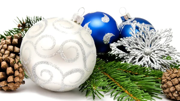 Boules de décoration de Noël avec cônes de sapin — Photo