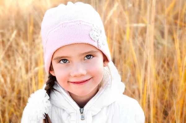 Осенний портрет очаровательной маленькой девочки — стоковое фото