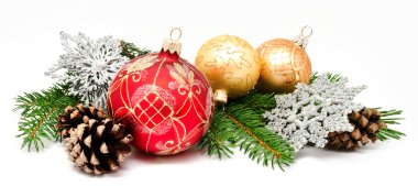 Noel dekorasyon topları köknar koniler ile