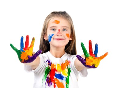 Renkli boyalı ellerle mutlu sevimli küçük kız
