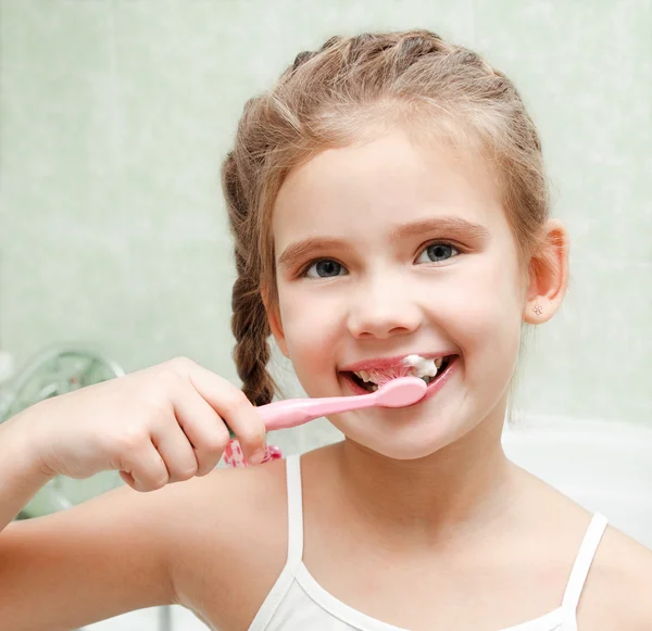 Mosolyogva az aranyos kis lány fogmosás fogak — Stock Fotó