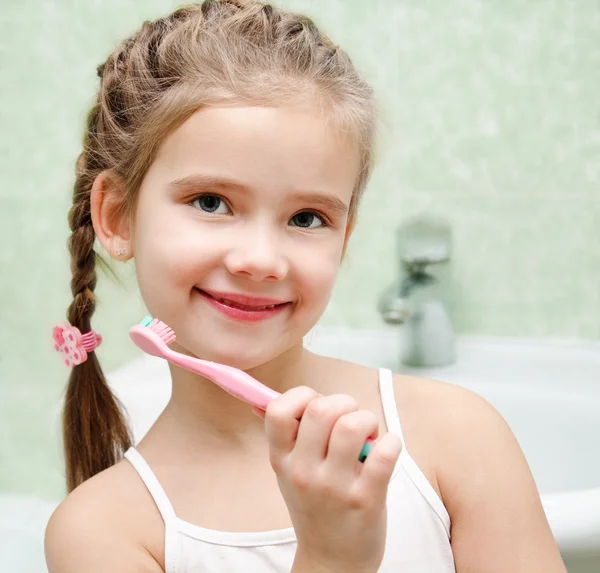 Glimlachend schattige kleine meisje borstelen tanden — Stockfoto