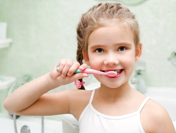 Glimlachend schattige kleine meisje borstelen tanden — Stockfoto