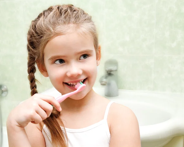 Ler söt liten flicka borsta tänder — Stockfoto