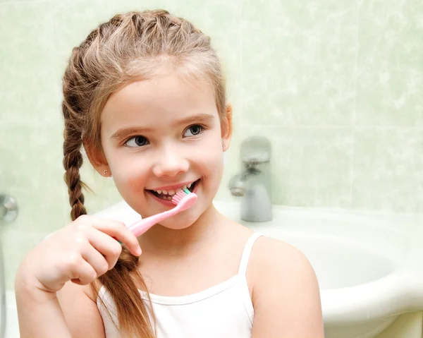 Glimlachend schattige kleine meisje borstelen tanden — Stockfoto