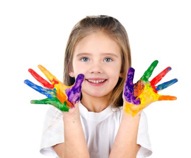 Renkli boyalı ellerle mutlu sevimli küçük kız