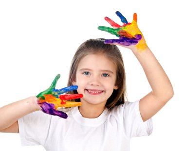 Renkli boyalı ellerle mutlu sevimli küçük kız