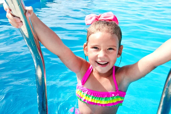 Ευτυχισμένη κοριτσάκι στην πισίνα — Φωτογραφία Αρχείου