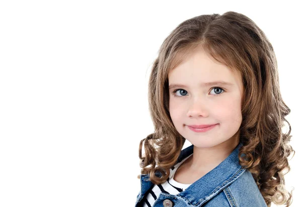 Porträt eines entzückend lächelnden kleinen Mädchens — Stockfoto