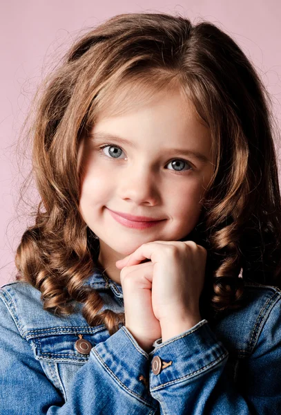 Retrato de adorable niña sonriente — Foto de Stock