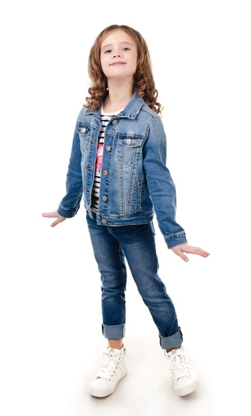 Linda niña sonriente en jeans aislados — Foto de Stock