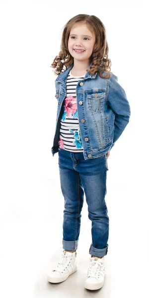 Милая улыбающаяся маленькая девочка в джинсах изолирована — стоковое фото