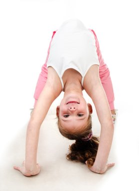 Jimnastik egzersiz yaparak sevimli küçük kız