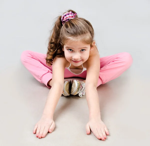 Милая улыбающаяся маленькая гимнастка — стоковое фото