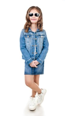 sevimli gülümseyen güneş gözlüğü izole küçük kız 