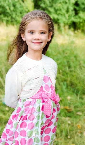 Portrait of smiling cute little girl in summer day — Stock Photo, Image