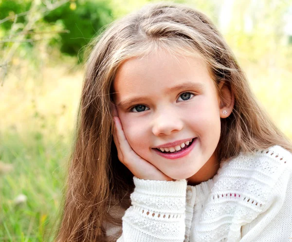 Portrait of smiling cute little girl in summer day — Stock Photo, Image