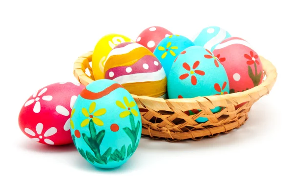 Oeufs de Pâques faits main colorés parfaits dans le panier — Photo