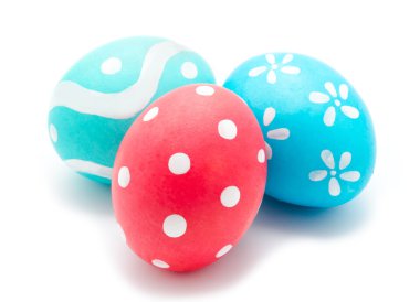 Üç renkli el yapımı Paskalya yumurtaları 