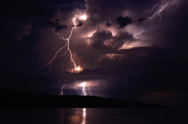 Lightning'ler fırtınalı bulutlar ile adada çarpıcı sahil