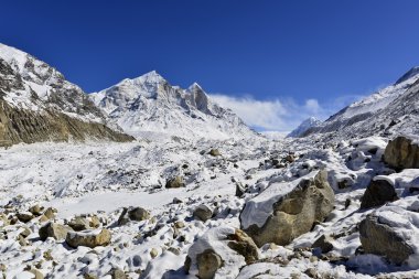 Gangotri buzul Bhagirathi zirveleri Garhwal Himalaya, Uttaranchal, Uttarakhand, Hindistan ile