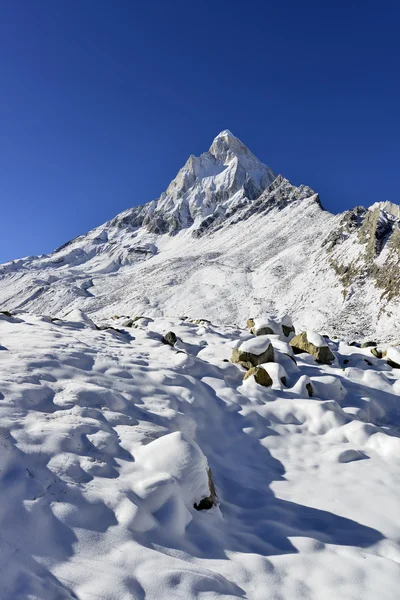 Dramatic Mount Shivling in the western Garhwal Himalaya, Uttarakhand, Uttaranchal, India — Stock Photo, Image