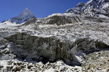 Gomukh Gaumukh Ganj Nehri manzaralı dağ kayalar, Garhwal Himalaya, Uttaranchal Uttarakhand, Hindistan Gangotri buzul burun kökenlidir