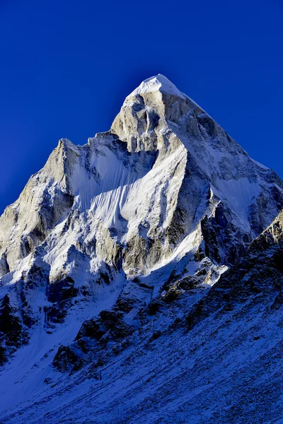 Dramático Monte Shivling no oeste de Garhwal Himalaya, Uttarakhand, Uttaranchal, Índia — Fotografia de Stock