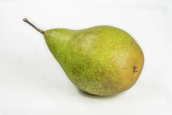 Poire verte sur une table sur fond blanc — Photo