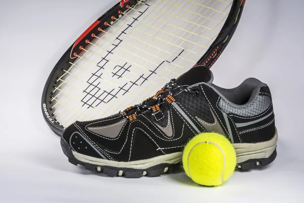 Racchetta, scarpe da tennis e una palla — Foto Stock