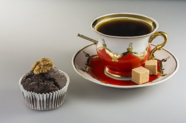 bir fincan kahve ve çikolata kek