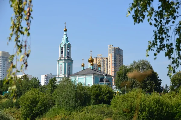 Templo de Navidad Bendita la Virgen en las colinas Krylatsky . — Foto de Stock