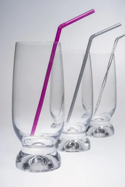 Высоко пустые бокалы для коктейлей — стоковое фото