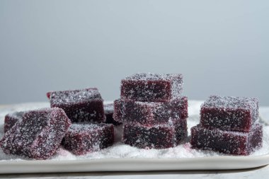 Ahududu ve frenk üzümü. Reçel, marmelat, meyve şekeri, şekerle kaplı.