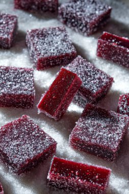 Ahududu ve frenk üzümü. Reçel, marmelat, meyve şekeri, şekerle kaplı.