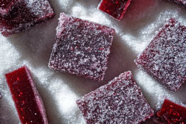 Ahududu ve frenk üzümü. Reçel, marmelat, meyve şekeri, şekerle kaplı.