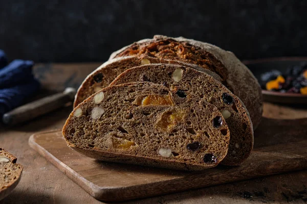 Roggenbrot mit Haselnüssen und Trockenfrüchten wie Aprikosen, Rosinen und Pflaumen. — Stockfoto