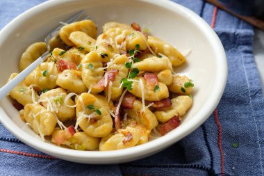 Pastırmalı ve kuşkonmaz fasulyeli Gnocchi. İtalyan yemeği..