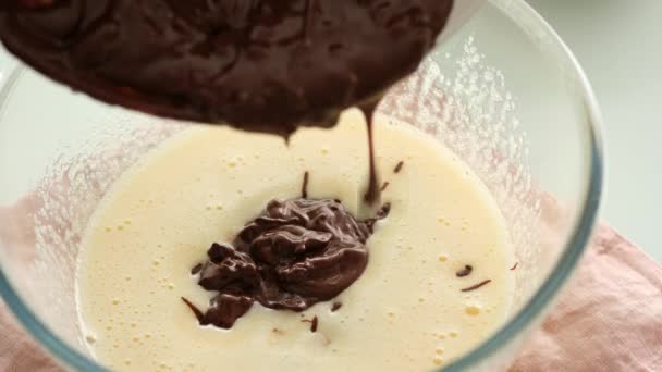 Galletas de chocolate recién hechas. Las manos femeninas preparando masa para galletas de chispas de chocolate en una mesa de vidrio. Primer plano. — Vídeo de stock