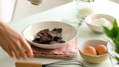 Taze çikolatalı kurabiyeler. Kadın elleri cam masada çikolatalı kurabiyeler için hamur hazırlıyor. Yakın plan..