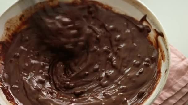 Bolachas de chocolate recém-feitas. As mãos femininas que preparam a massa de farinha de biscoitos de microplaqueta de chocolate em uma mesa de vidro. Close-up. — Vídeo de Stock
